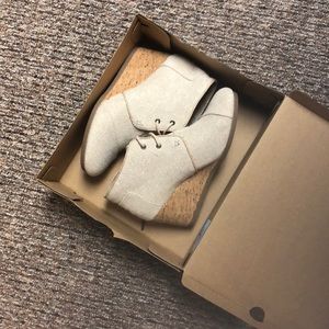 Brand new w tags Toms wedges